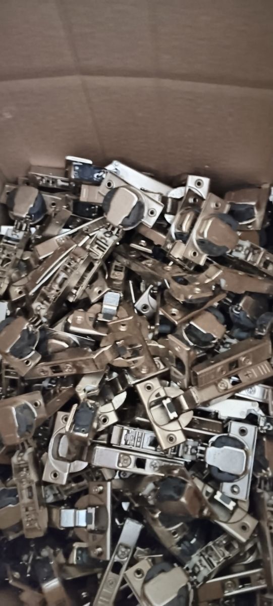  Bisagras Blum para muebles