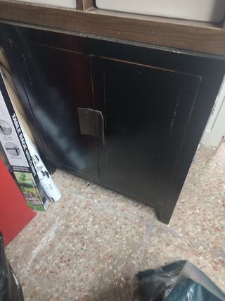 Mueble negro de madera