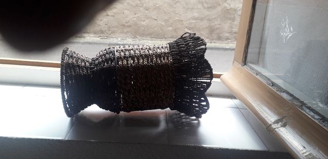 Jarrón rústico de mimbre y metal