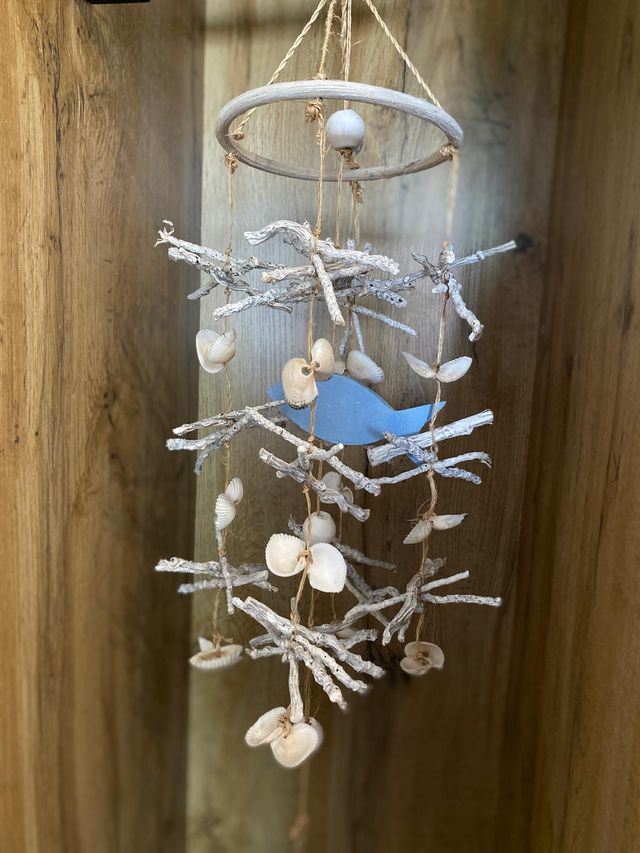 Campana de viento de concha marina y madera 