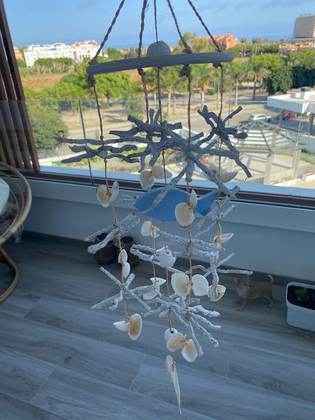 Campana de viento de concha marina y madera 