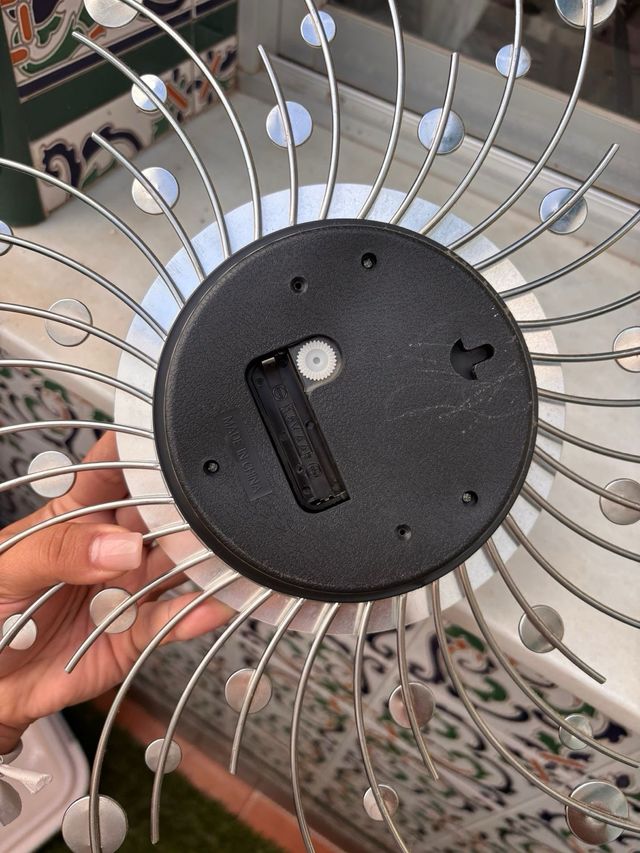 Reloj moderno plateado