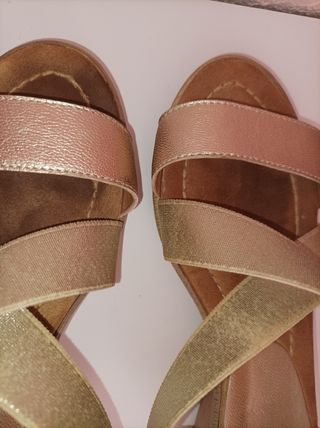 Sandalias planas doradas mujer