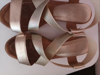Sandalias planas doradas mujer
