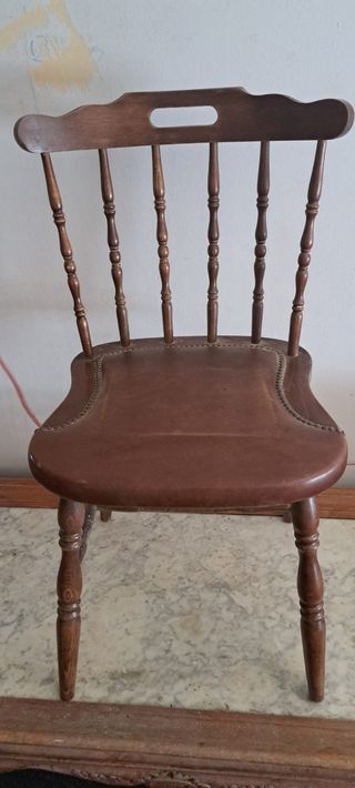 Silla antigua de madera y cuero