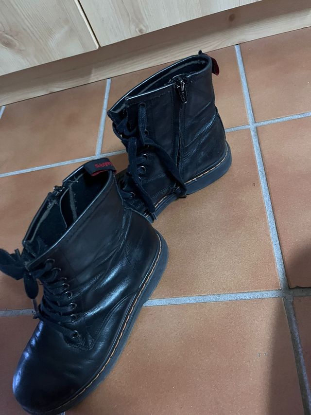Botas negras niña