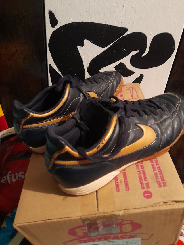 Zapatillas Nike Negras y Doradas