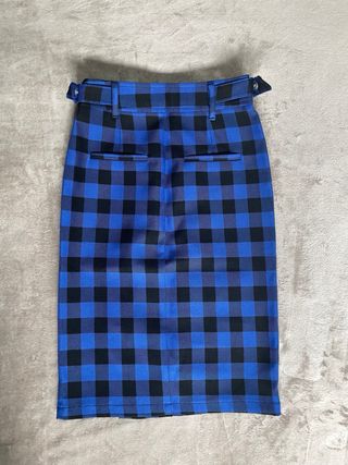 Falda de tubo cuadros azul Bershka talla S. 