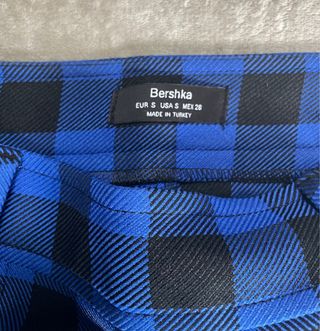 Falda de tubo cuadros azul Bershka talla S. 