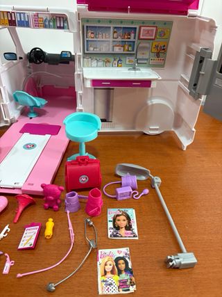 Barbie Ambulancia y Clínica + muñeca