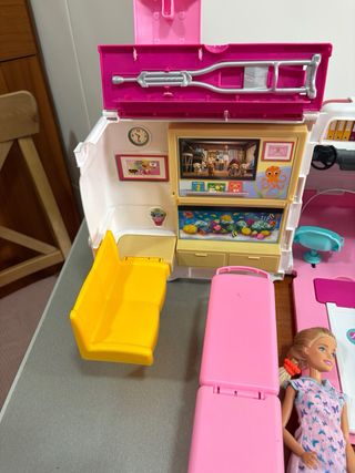 Barbie Ambulancia y Clínica + muñeca