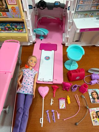 Barbie Ambulancia y Clínica + muñeca
