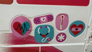 Barbie Ambulancia y Clínica + muñeca