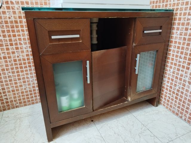 Mueble baño madera marrón para reparar