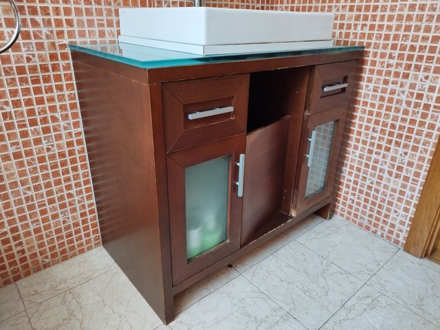 Mueble baño madera marrón para reparar