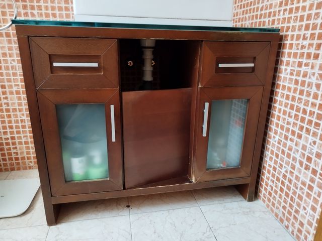 Mueble baño madera marrón para reparar
