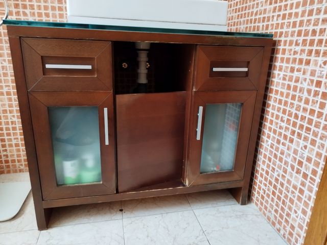 Mueble baño madera marrón para reparar