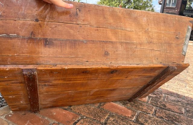 Artesa antigua de zinc y pala de madera