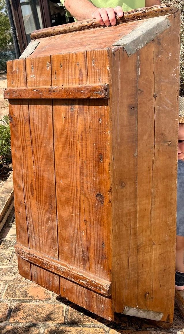 Artesa antigua de zinc y pala de madera