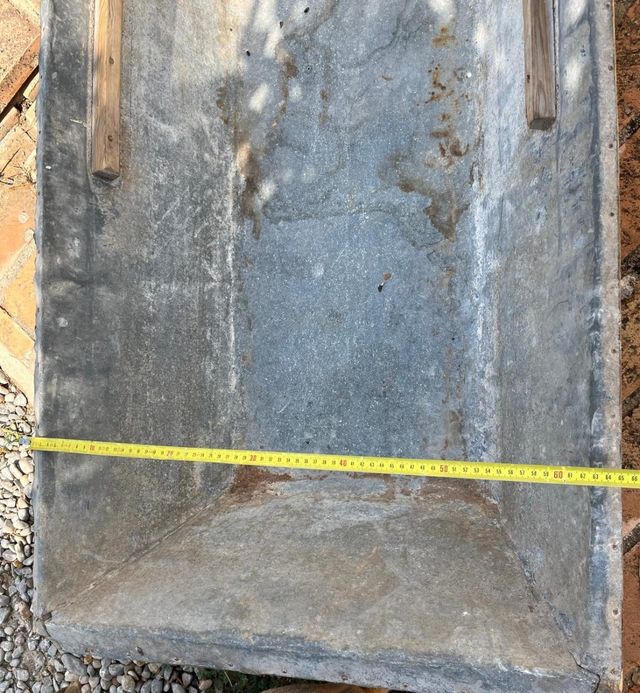 Artesa antigua de zinc y pala de madera