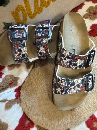 Sandalias mumkf calaveras y rosas