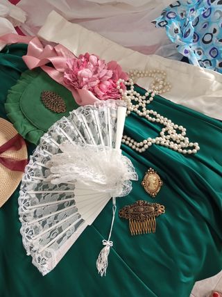 Accesorios modernistas: abanico, peineta...