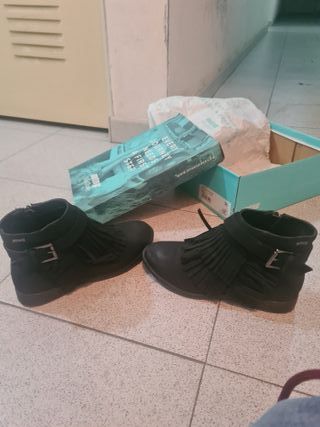 Botines Mustang negros, talla 36