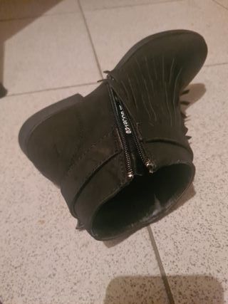 Botines Mustang negros, talla 36