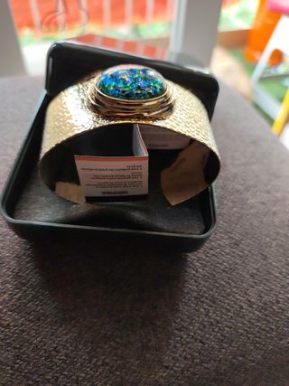 Pulsera dorada con piedra multicolor