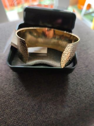 Pulsera dorada con piedra multicolor
