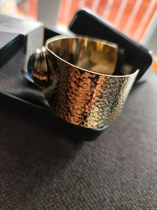 Pulsera dorada con piedra multicolor