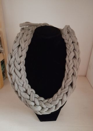 Collana uncinetto col.mastice