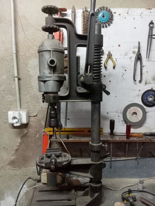 Taladro Grande de Columna Antiguo con brocas