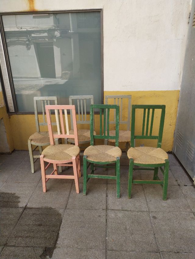 Preciosa colección de sillas antiguas asiento anea