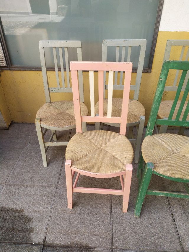 Preciosa colección de sillas antiguas asiento anea