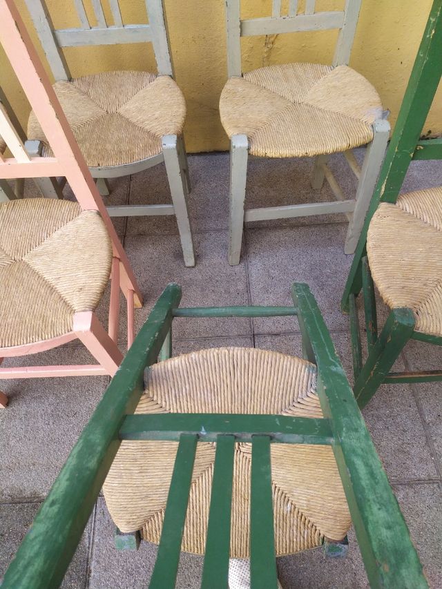 Preciosa colección de sillas antiguas asiento anea