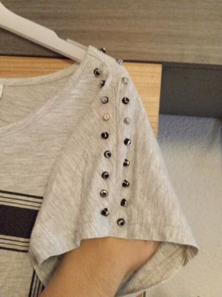 Camiseta gris con tachuelas - Talla única