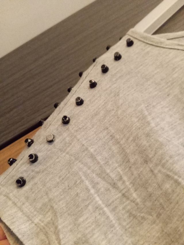 Camiseta gris con tachuelas - Talla única