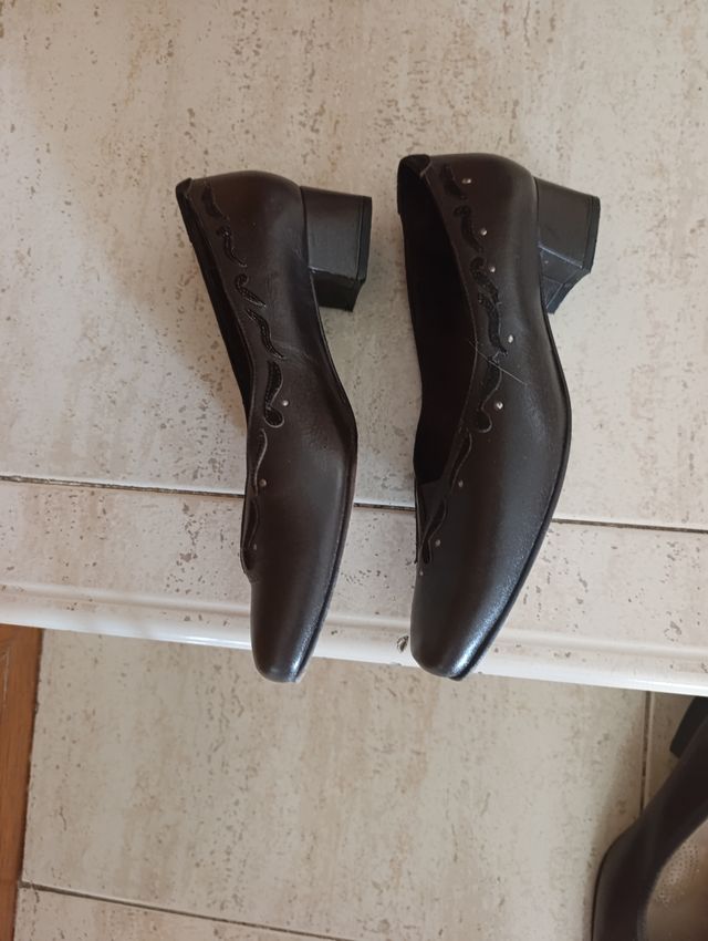 2 Zapatos de salón de piel talla 36