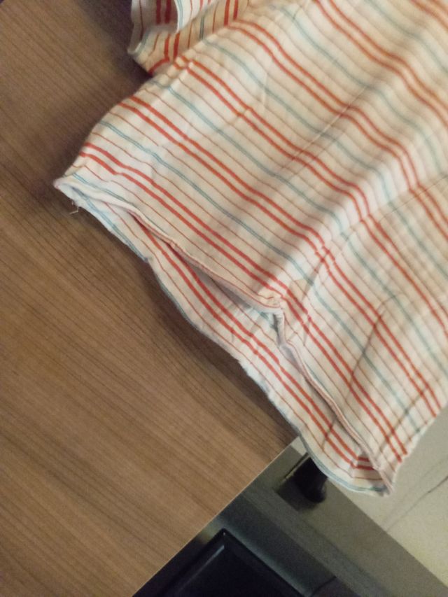 Camiseta a rayas naranja y blanca