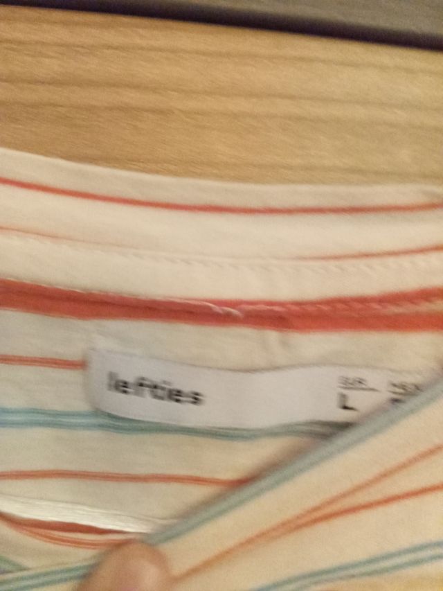 Camiseta a rayas naranja y blanca