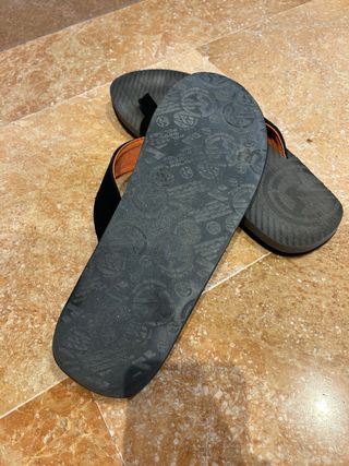 Chanclas Polinesia - negras y naranjas