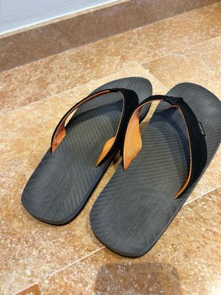 Chanclas Polinesia - negras y naranjas