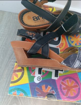 Sandalias Art negras y multicolor