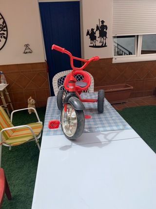 Triciclo infantil rojo