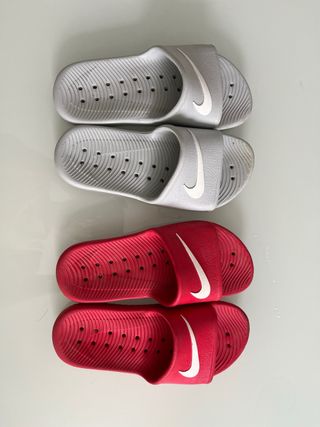 Chanclas Nike grises y rojas