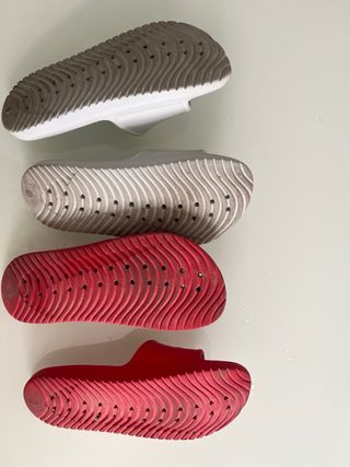 Chanclas Nike grises y rojas