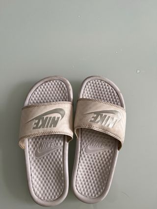 Chanclas Nike beige