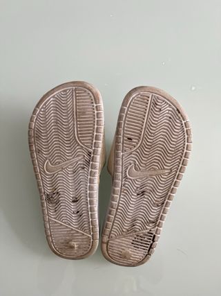 Chanclas Nike beige
