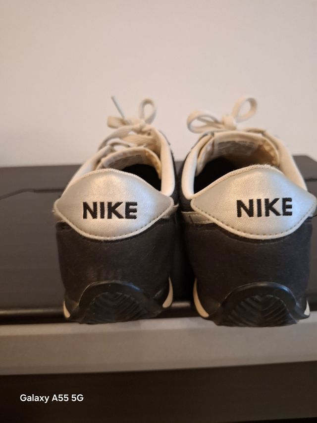 Zapatillas Nike negras y plateadas